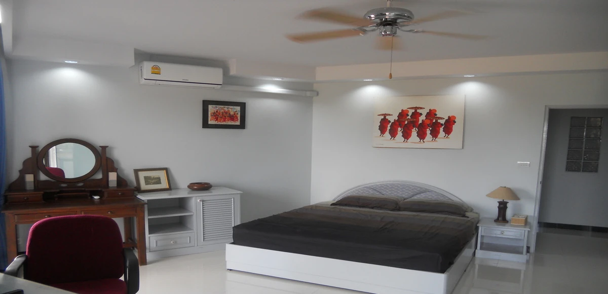 Master-Schlafzimmer mit Ensuite-Badezimmer