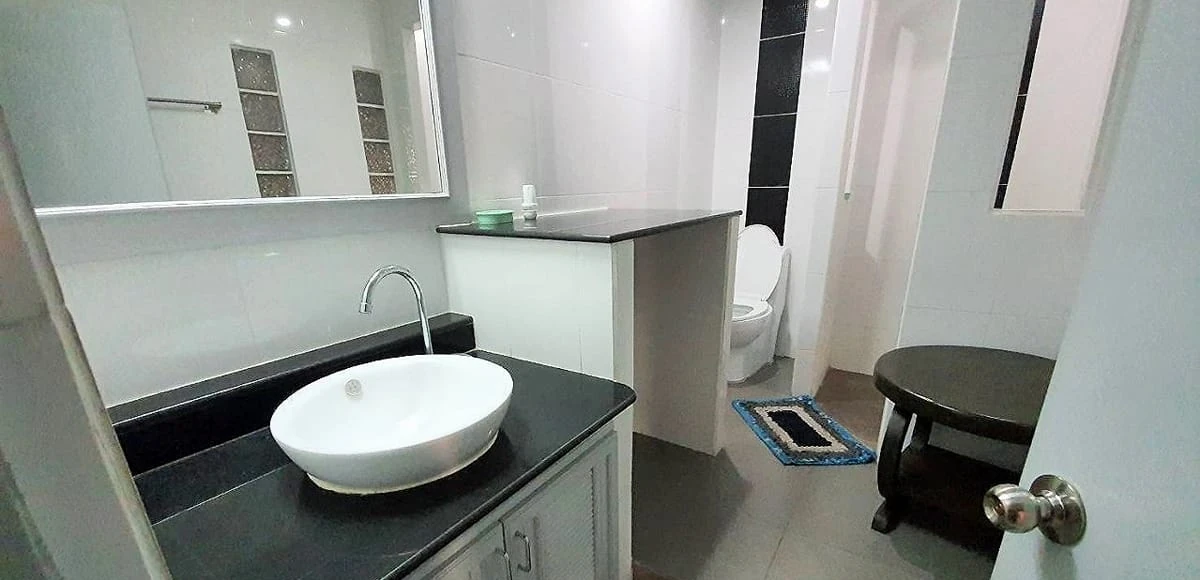 Gäste-Badezimmer mit Dusche