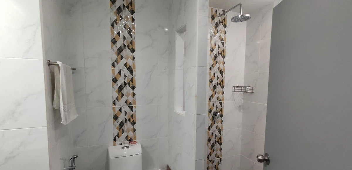 Studio-Badezimmer mit Dusche